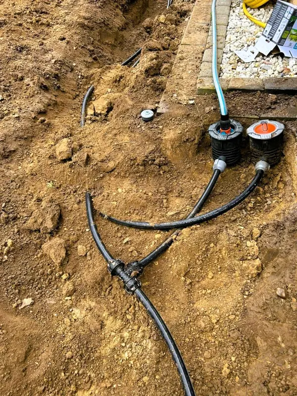 Bewässerungsschläuche in Erde