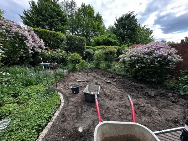 Garten während der Umgestaltung - Vorbereitung des Untergrundes für den Rollrasen