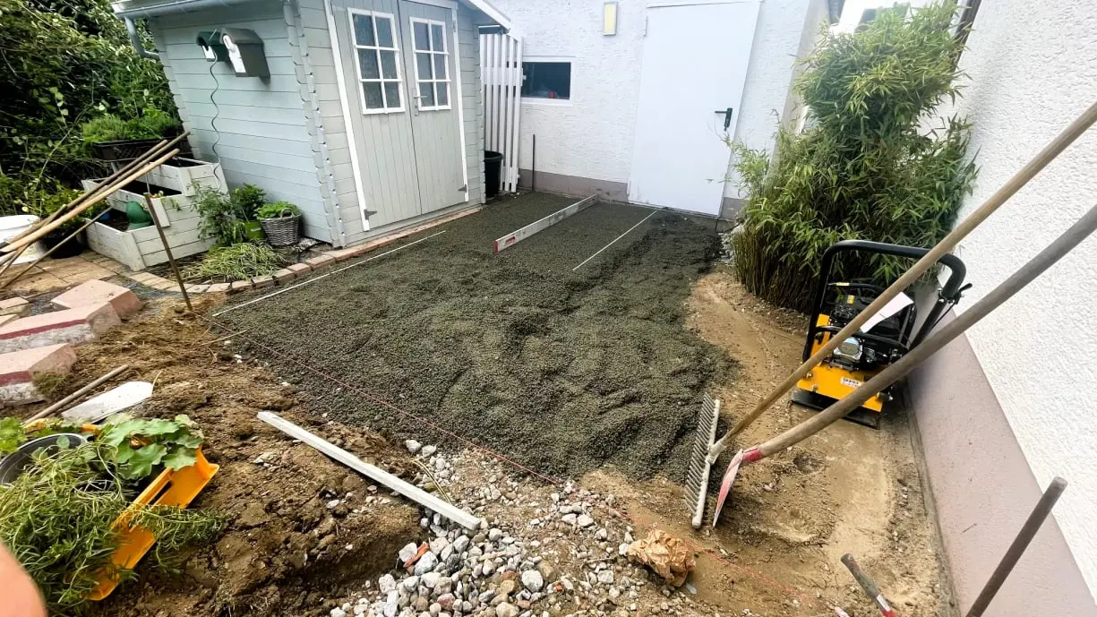 Vorbereiten des Untergrundes für die Terasse