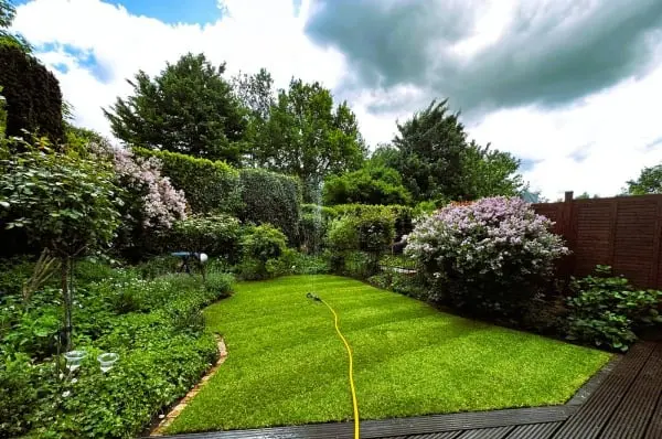 Neu gestalteter Garten mit frischer Rasenfläche und Beeteinfassung