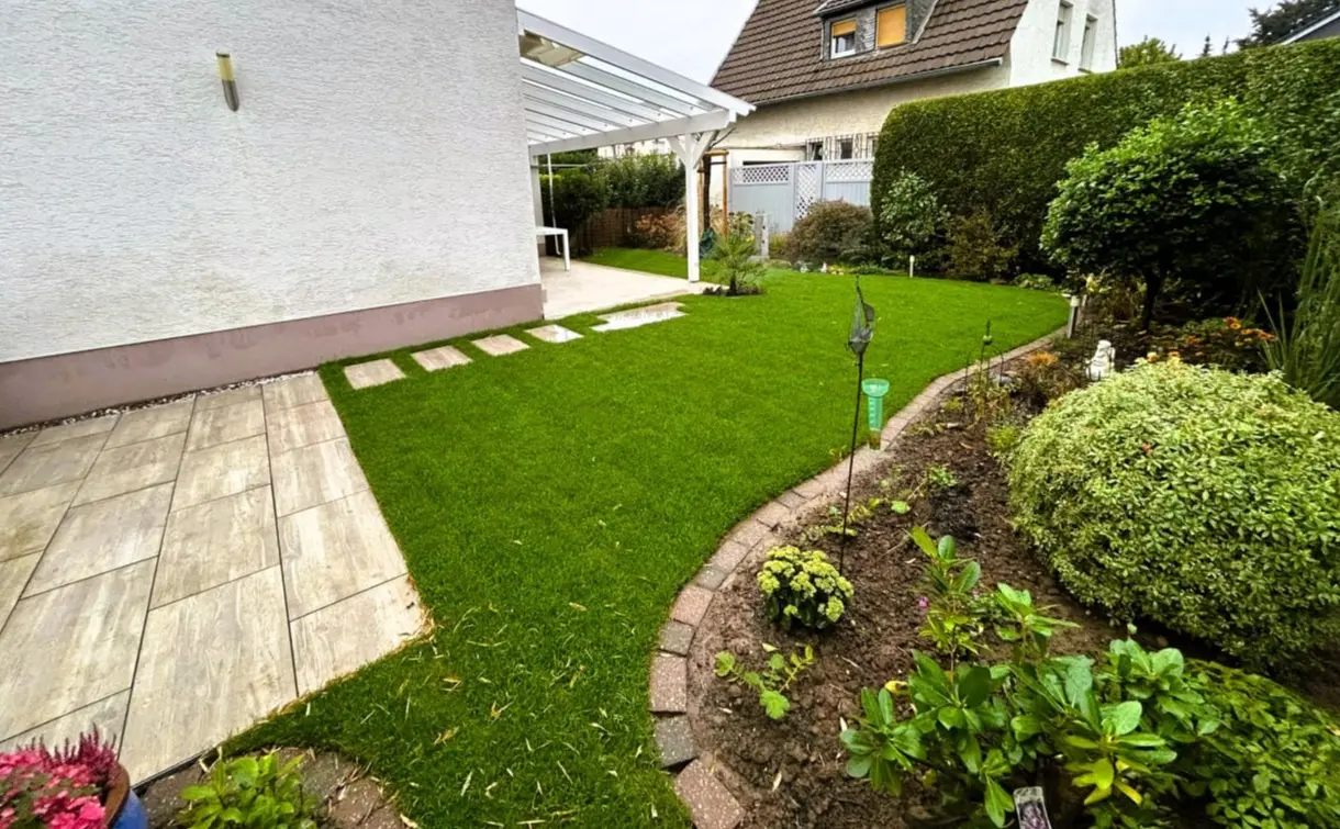 Blick in den neu gestalteten Garten mit Terasse